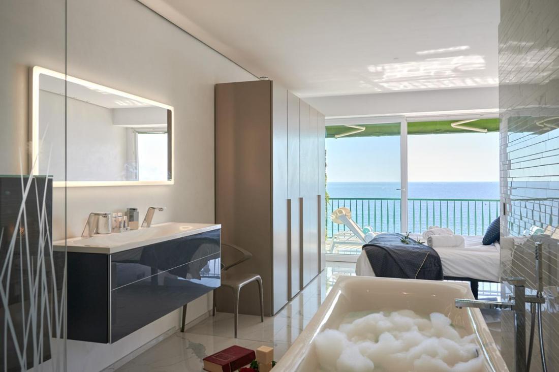 Appartamento Sunlight - Sky Blue - 3 Bedroom Flat With Sea View On The Promenade Des
